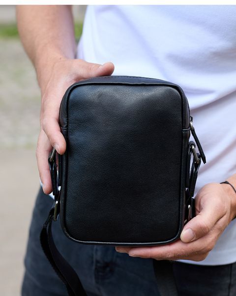 Сумка через плече чоловіча шкіряна Melnik Bags АВ24-489967 Чорна 21х16х6 см барсетка з клапаном АВ24-489967 фото